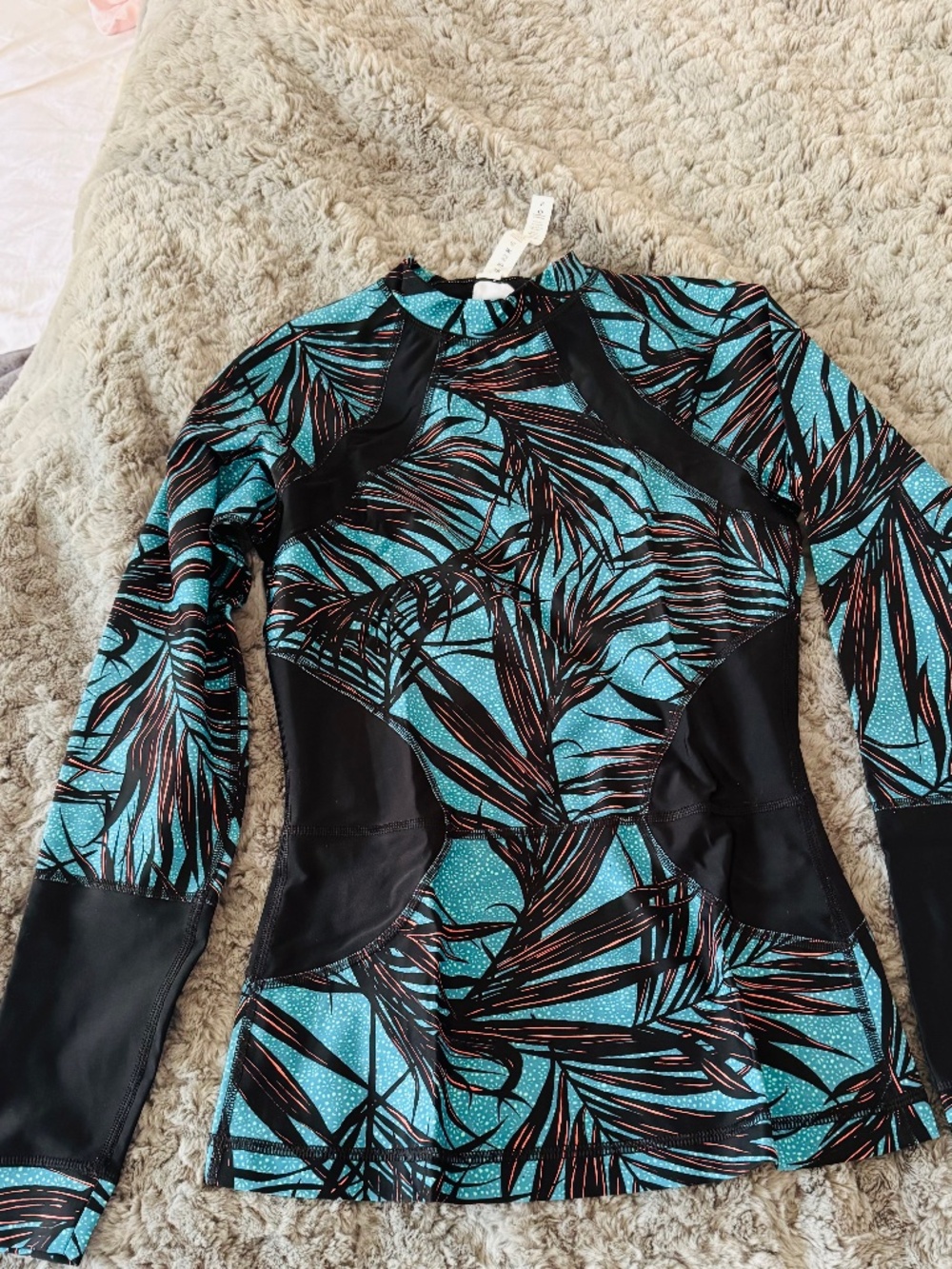 Lululemon Suns Out Rash Guard  - Size 8   EUC